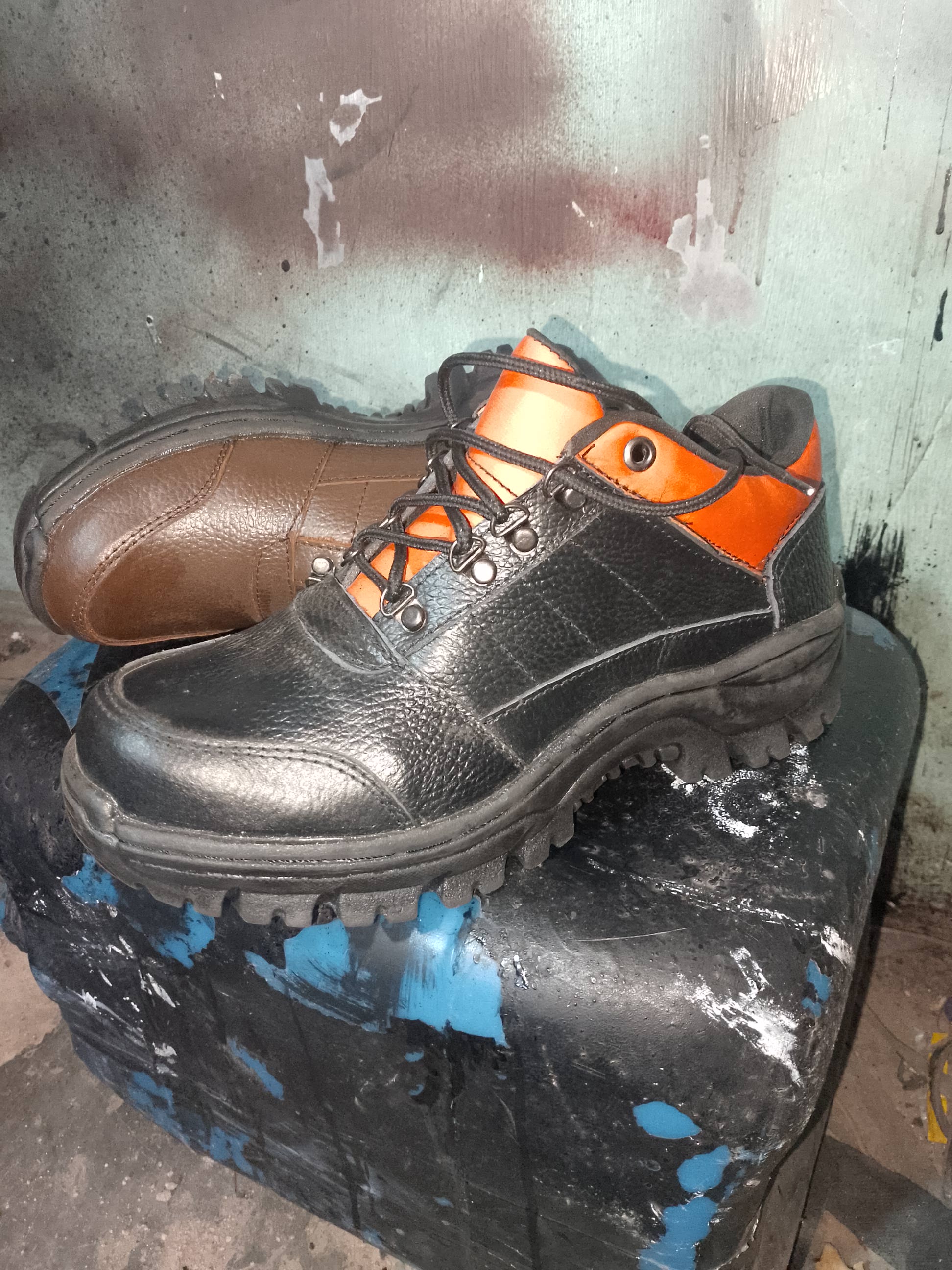 Sepatu safety pendek tali